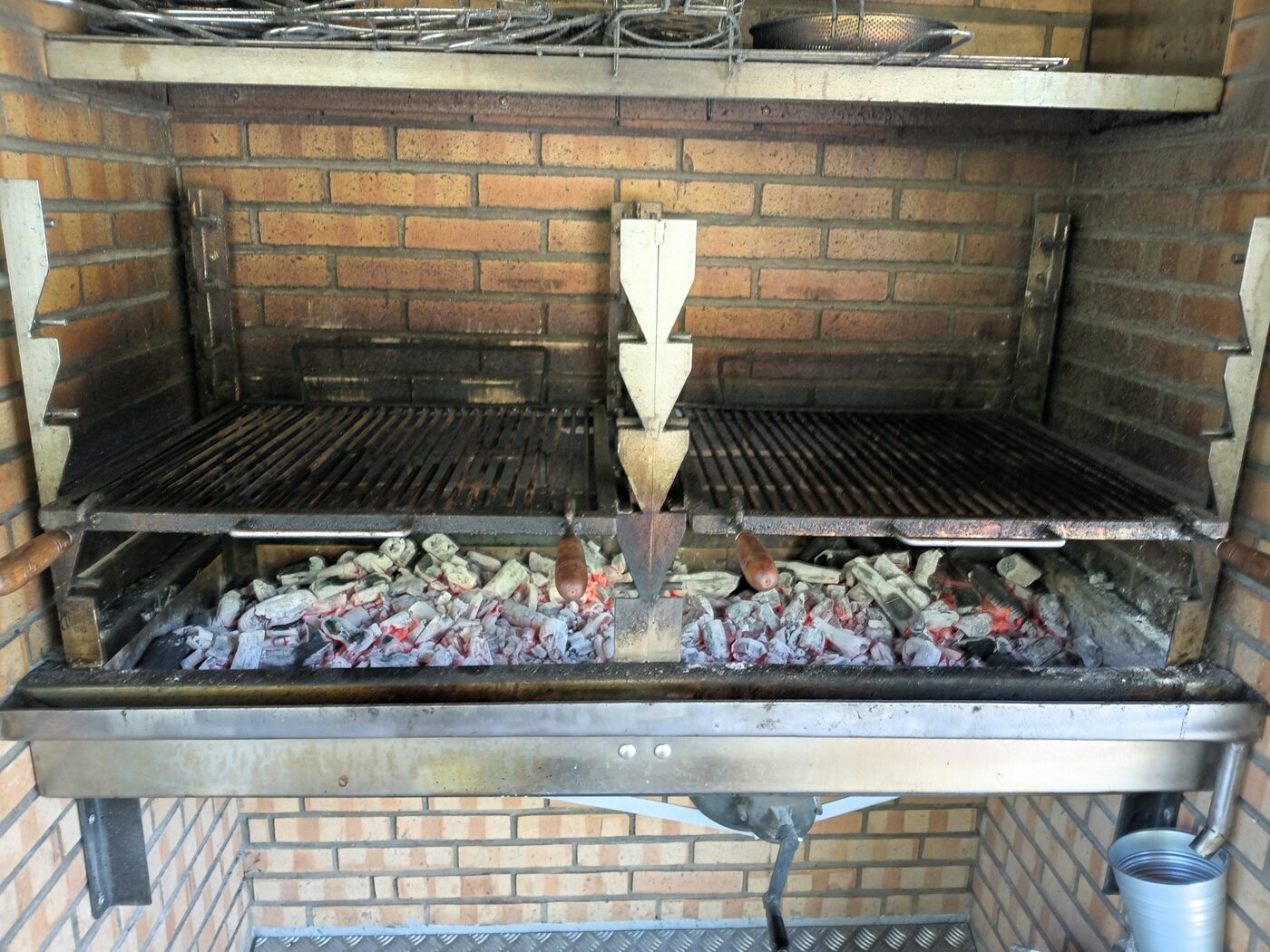 Brasa de carbón encendida en la parrilla de Higeralde