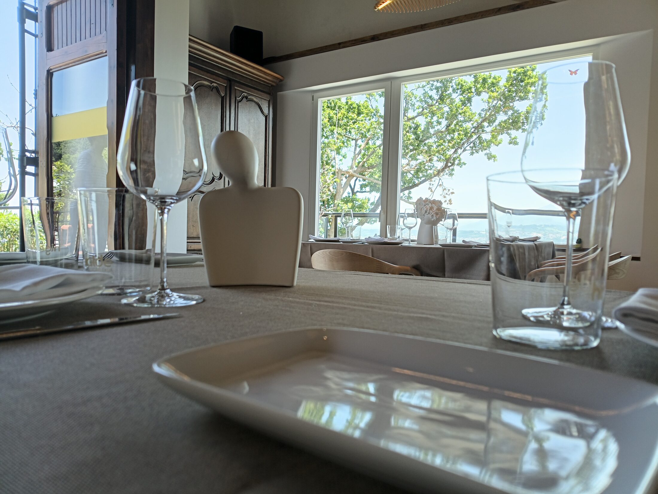 Comedor de Higeralde Sagarlekua con vistas al mar de Hondarribia