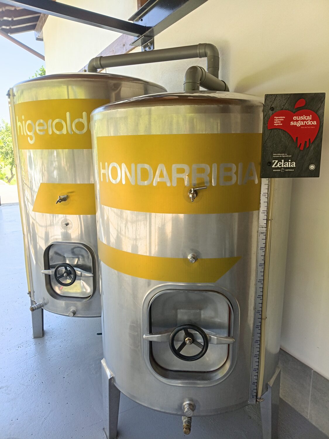 Depósitos de sidra natural Higeralde en Hondarribia